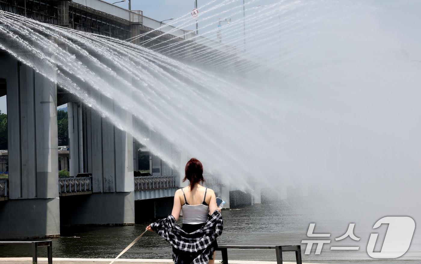 서울 전역에 폭염주의보가 발령된 30일 오후 서울 서초구 반포한강공원에서 시민들이 반포대교 달빛무지개분수를 바라보며 더위를 식히고 있다. 2025.6.30/뉴스1 ⓒ News1 이동해 기자