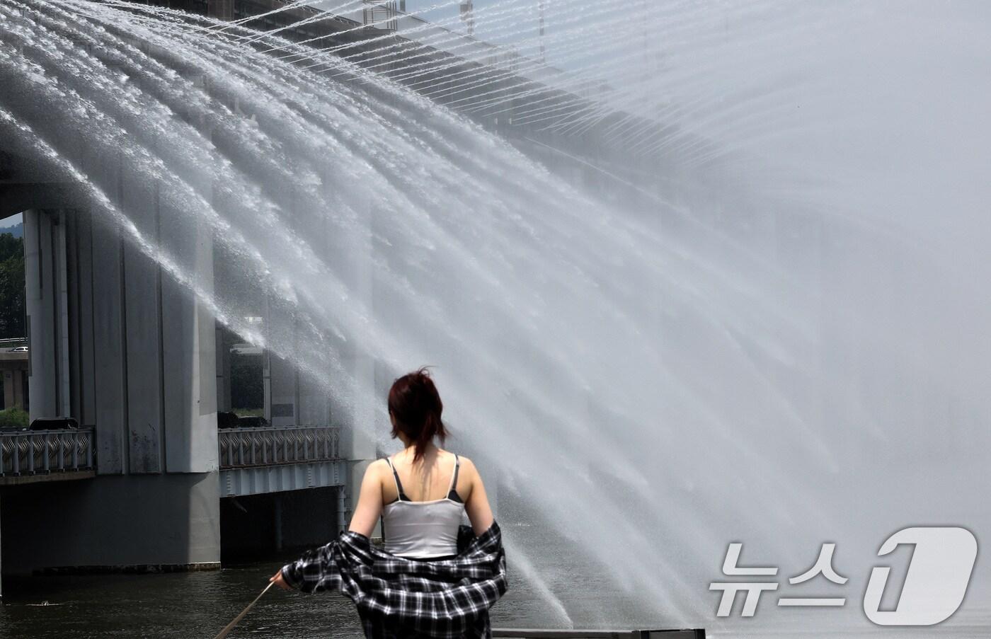 서울 전역에 폭염주의보가 발령된 30일 오후 서울 서초구 반포한강공원에서 시민들이 반포대교 달빛무지개분수를 바라보며 산책을 하고 있다. 2025.6.30/뉴스1 ⓒ News1 이동해 기자