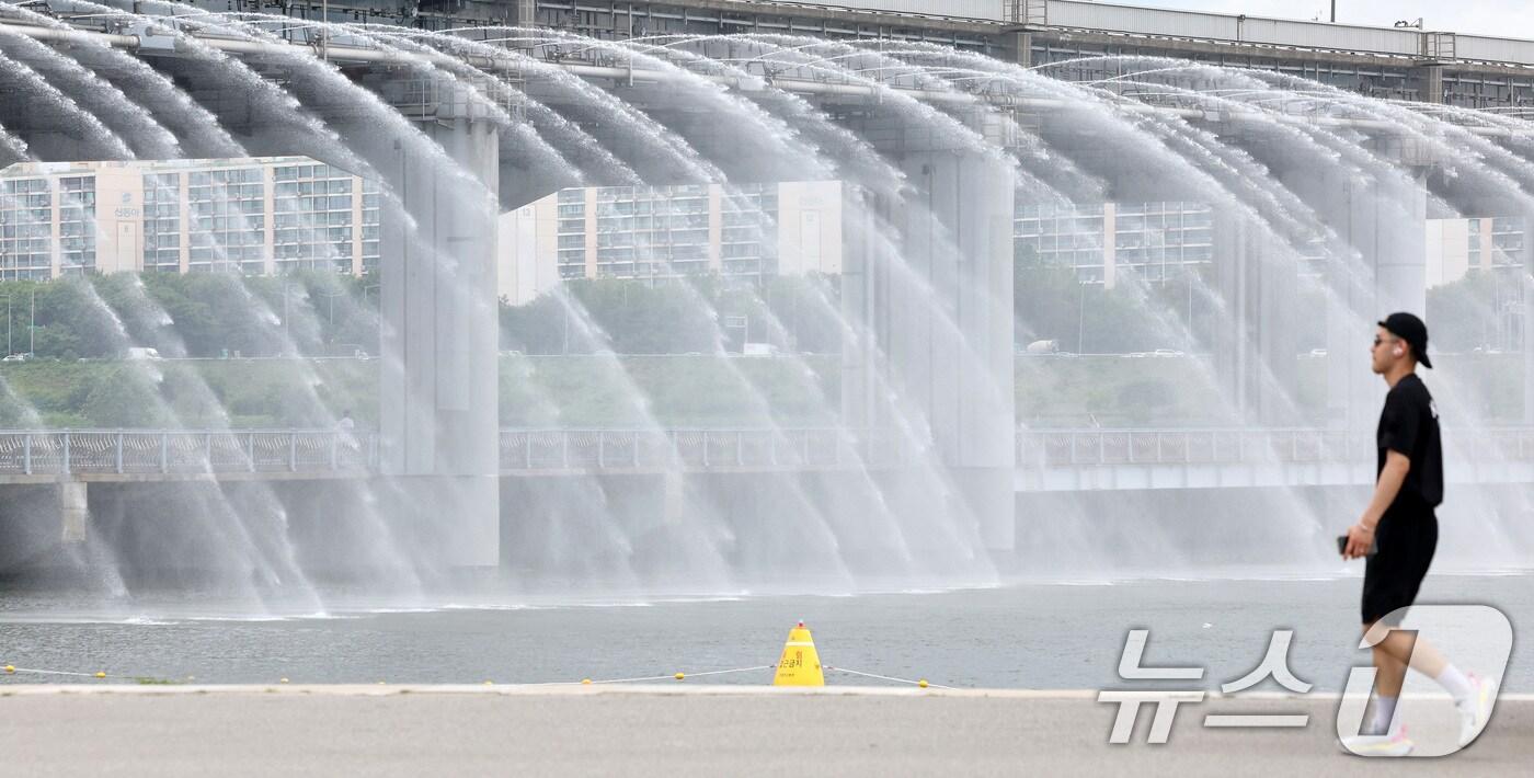 서울 전역에 폭염주의보가 발령된 지난 30일 오후 서울 서초구 반포한강공원에서 시민들이 반포대교 달빛무지개분수를 바라보며 산책을 하고 있다. 2025.6.30/뉴스1 ⓒ News1 이동해 기자