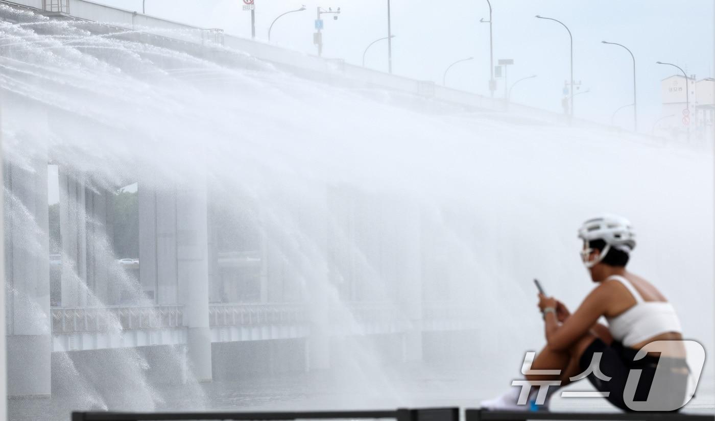 서울 전역에 폭염주의보가 발령된 30일 오후 서울 서초구 반포한강공원에서 시민들이 반포대교 달빛무지개분수를 바라보며 더위를 식히고 있다. 2025.6.30/뉴스1 ⓒ News1 이동해 기자