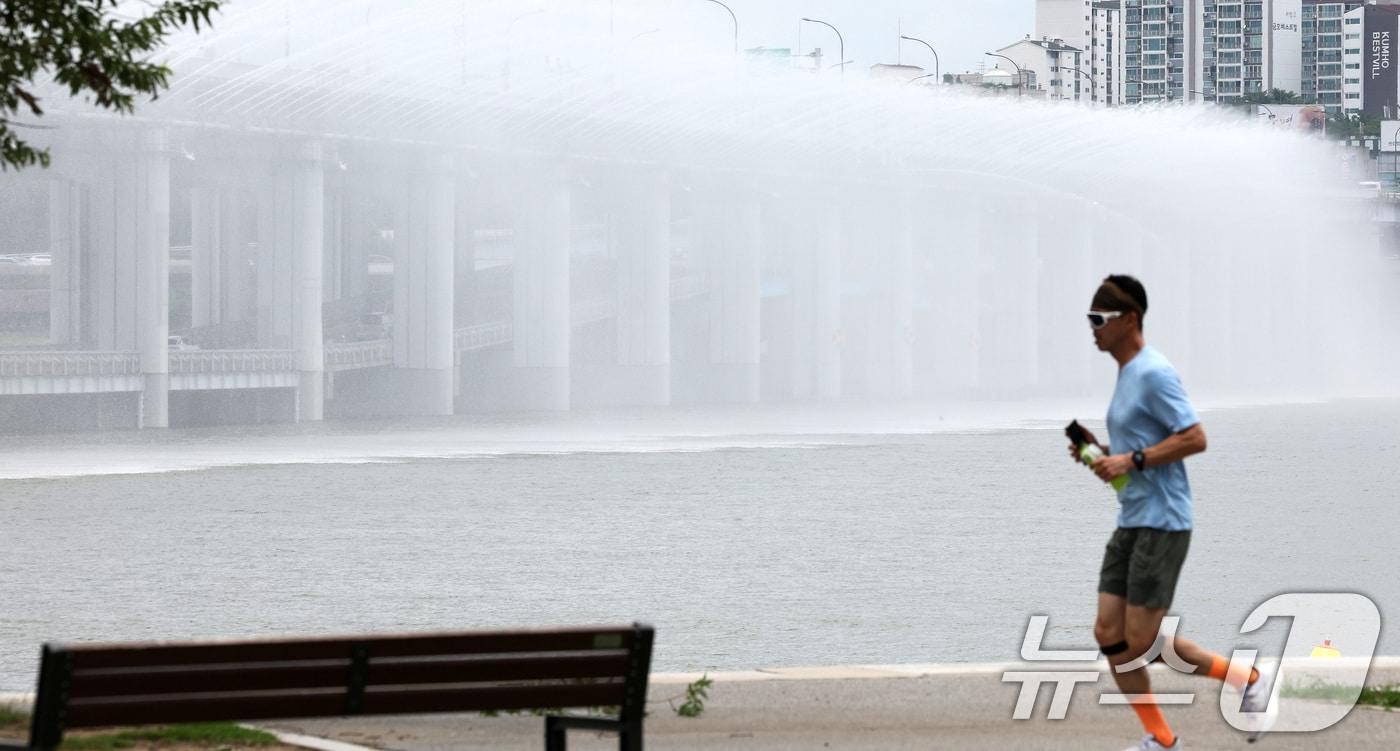 서울 전역에 폭염주의보가 발령된 30일 오후 서울 서초구 반포한강공원에서 시민들이 반포대교 달빛무지개분수를 바라보며 산책을 하고 있다. (특정 기사 내용과는 무관한 자료사진) 2025.6.30/뉴스1 ⓒ News1 이동해 기자