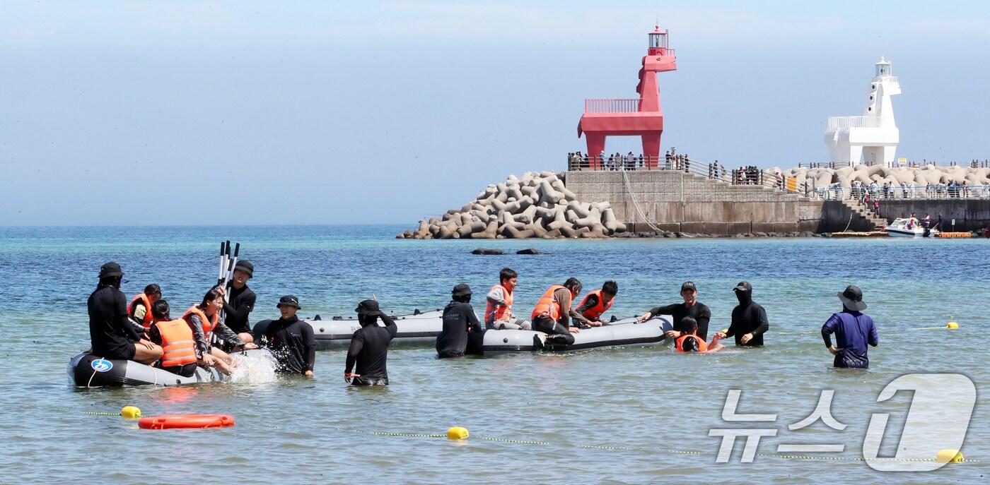 30일 오전 제주시 이호테우해수욕장에서 도리초등학교 학생들이 해경특공대원들에게 바다 생존수영 교육을 받고 있다. 2025.6.30/뉴스1 ⓒ News1 오현지 기자