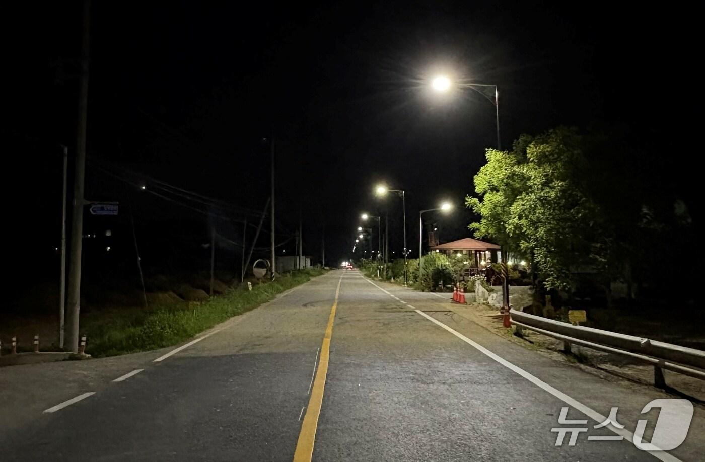 충북 괴산군은 도심 우범지역과 농촌지역 안전 강화를 위해 대규모 가로등 정비사업에 본격 착수한다. 사진은 지난해 가로등을 신규 설치한 괴산읍 정용리 모습.(괴산군 제공, 재판매 및 DB금지)/뉴스1