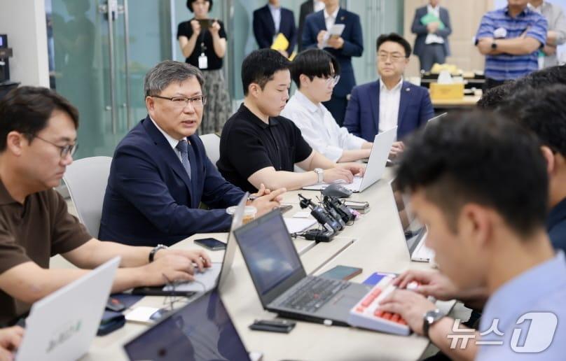 본문 이미지 - 유정기 전북교육감 권한대행&#40;왼쪽 두 번째&#41;이 30일 기자간담회를 갖고, 향후 1년 간의 교육정책에 대한 구체적인 입장을 밝혔다.&#40;전북교육청 제공, 재판매 및 DB 금지&#41;/뉴스1