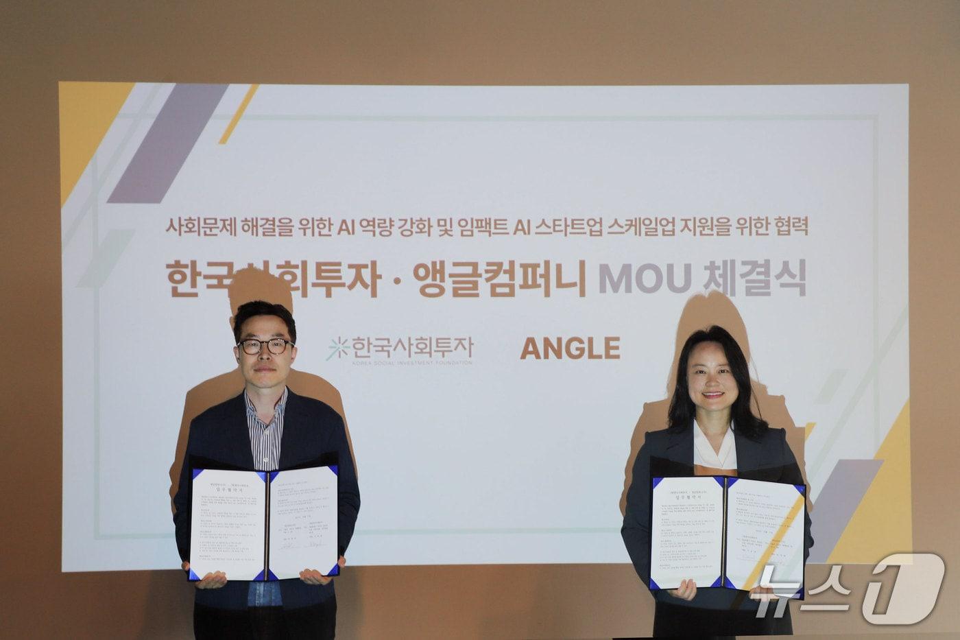 지난 27일 서울 강남구에서 한국사회투자와 앵글컴퍼니가 양해각서를 체결했다.박재범 앵글컴퍼니 대표&#40;왼쪽&#41;와 이순열 한국사회투자 대표가 기념촬영을 하고 있다.&#40;한국사회투자 제공&#41;