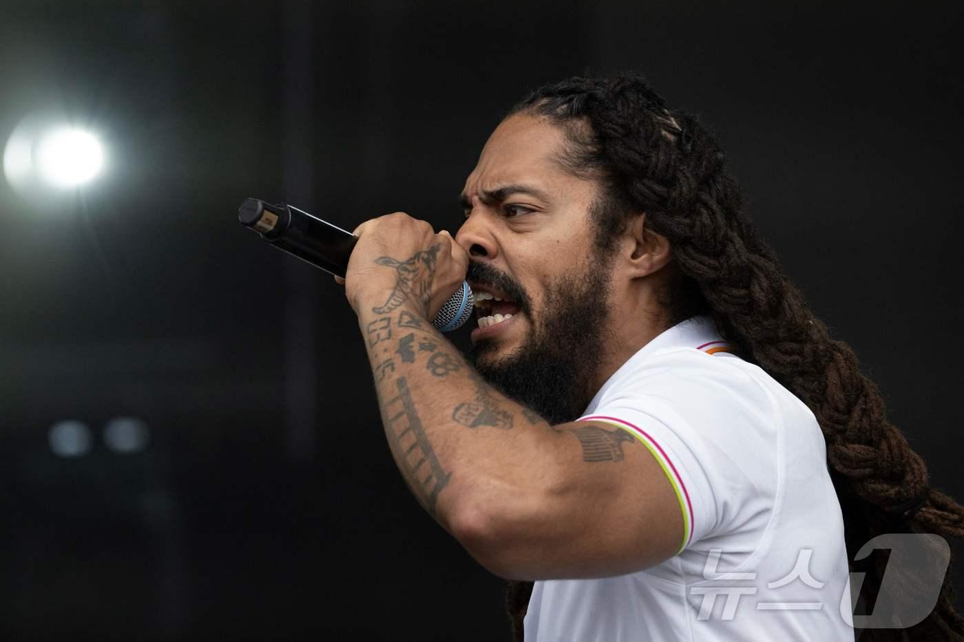 영국 국적 듀오 밥 빌런의 보비 빌런&#40;Bobby Vylan&#41;이 28일&#40;현지시간&#41; 글래스톤베리 페스티벌에서 공연하고 있다. 2025.6.28 ⓒ AFP=뉴스1 ⓒ News1 김경민 기자