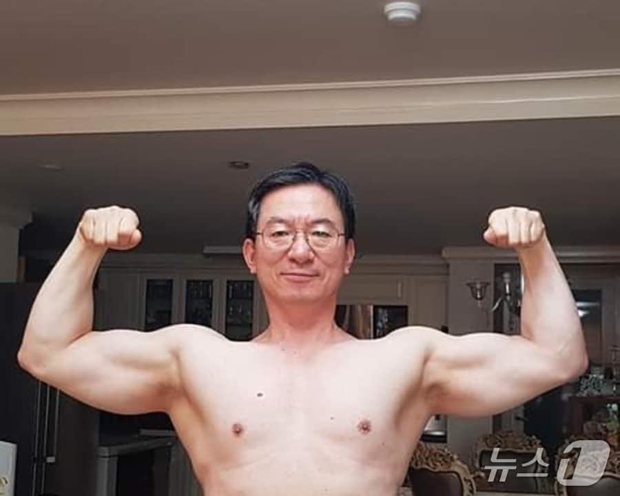 본문 이미지 -  법무부 장관 후보자로 지명된 더불어민주당 정성호 의원이  보디빌딩 규정포즈인 '프런트 더블 바이셉스'를 선보이고 있다. 서울대 역도부 주장 출신인 정 의원은 젊은 시절 벤치프레스 120 ㎏를 가볍게 들 정도로  괴력의 소유자로 유명했다. (사진=정성호 의원실) ⓒ 뉴스1