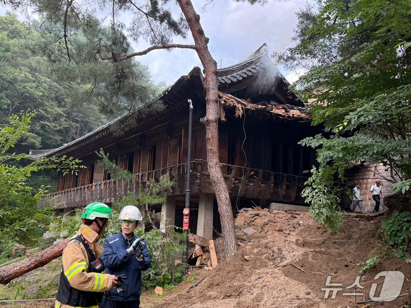 본문 이미지 - 30일 서울 성북구 소재 문화유산인 성북동 별서가 불에 탄 모습 . 2025.6.30/뉴스1 ⓒ News1 김형준 기자