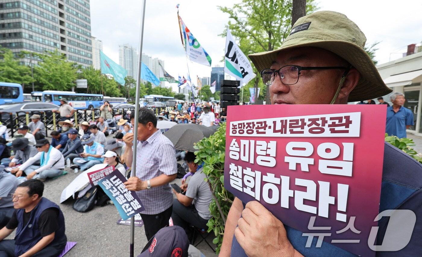 전국농민총연맹 회원들이 30일 서울 용산구 대통령실 앞에서 열린 1차 전국농민 결의대회에서 정부에 송미령 농림축산식품부 장관 유임 철회를 촉구하고 있다. 2025.6.30/뉴스1 ⓒ News1 박지혜 기자