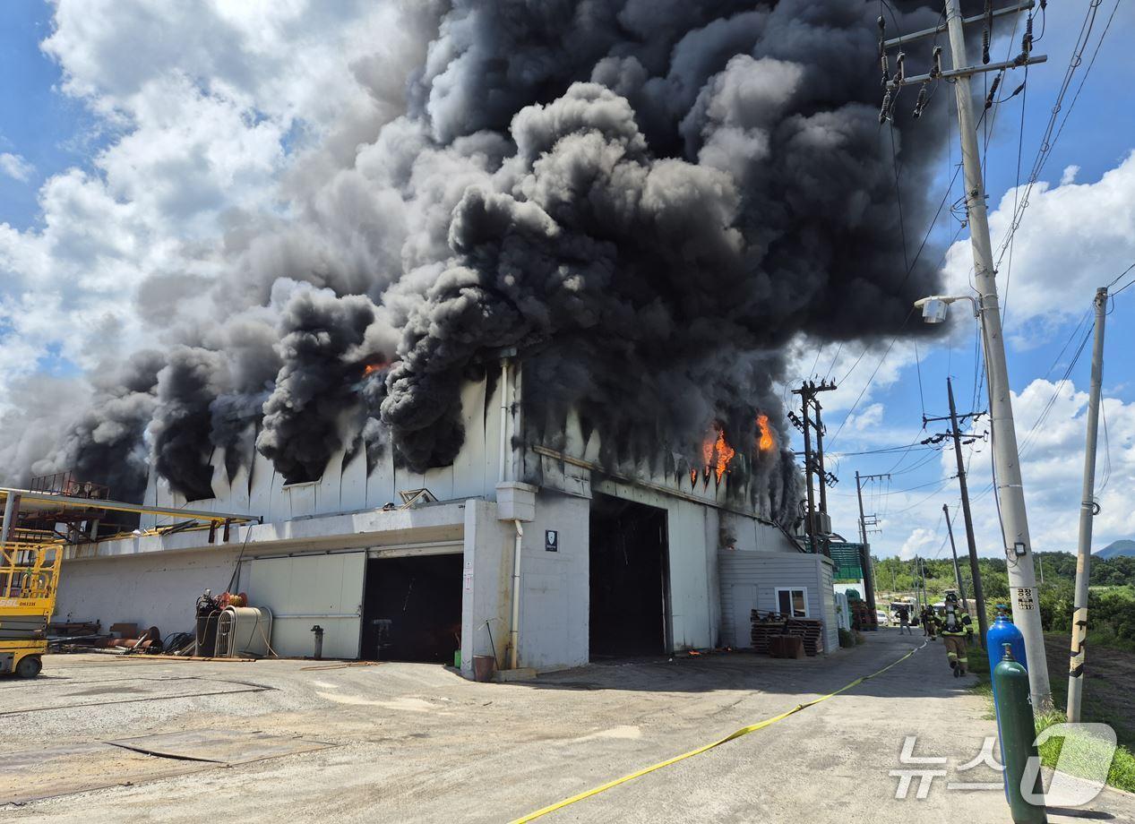 본문 이미지 - 30일 오후 1시 19분쯤 영천시 신녕면 한 폐기물 공장에서 불이 나 소방 당국은 대응 1단계 발령, 헬기를 투입해 진화에 나섰다.(경북소방본부 제공 재판매 및 DB 금지)2025.6.30/뉴스1