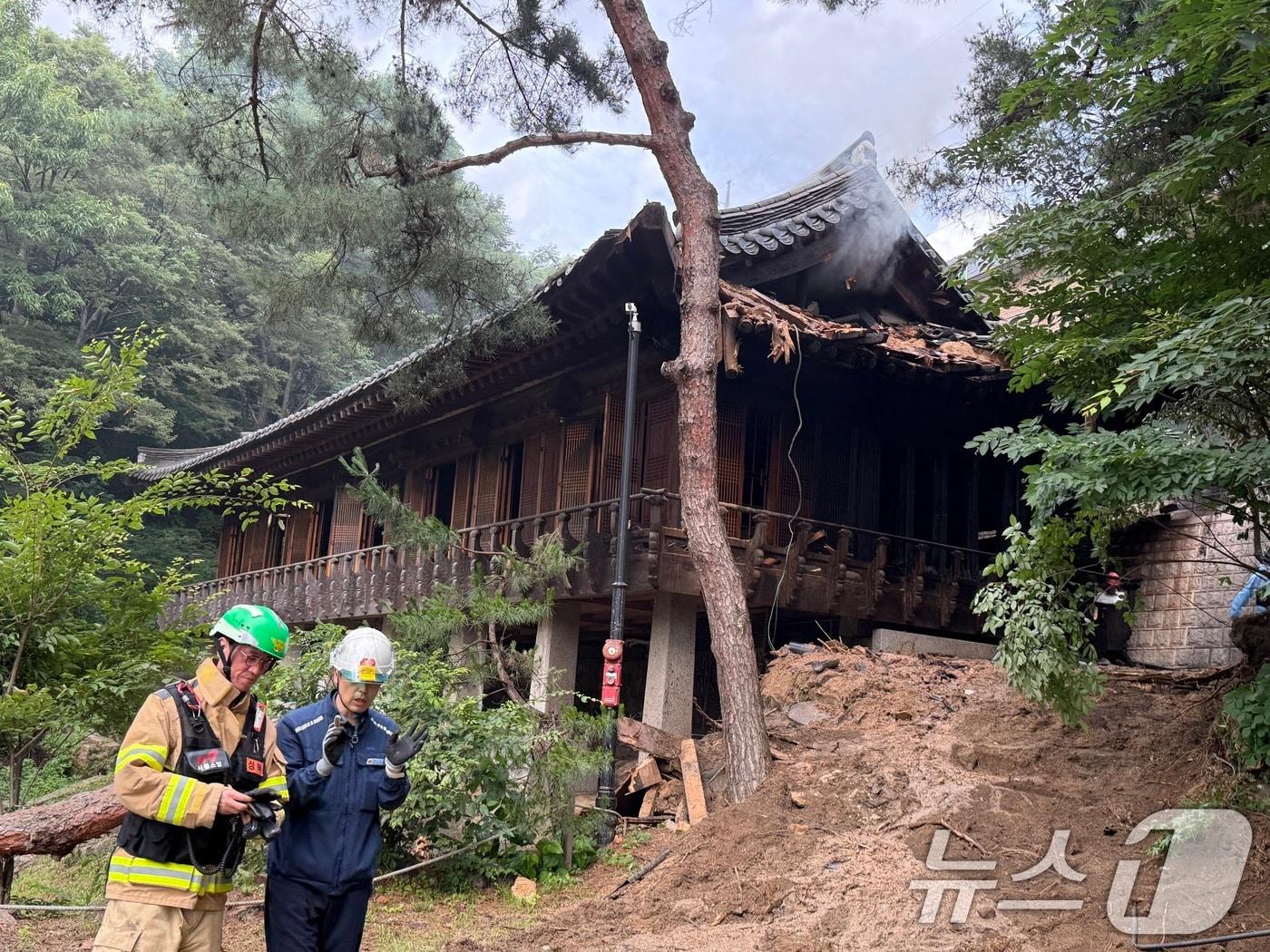 본문 이미지 - 30일 서울 성북구 소재 문화유산인 &#39;성북동 별서&#40;성락원&#41;&#39;에 화재가 발생해 소방 당국이 화재진압을 하고 있다. 성북동 별서는 지난 2008년 명승 제35호로 지정된 문화유산으로 한국식 정원의 특징을 반영해 자연 지형을 그대로 살려 배치한 조선시대 별장이다. 2025.6.30/뉴스1 ⓒ News1 김형준 기자