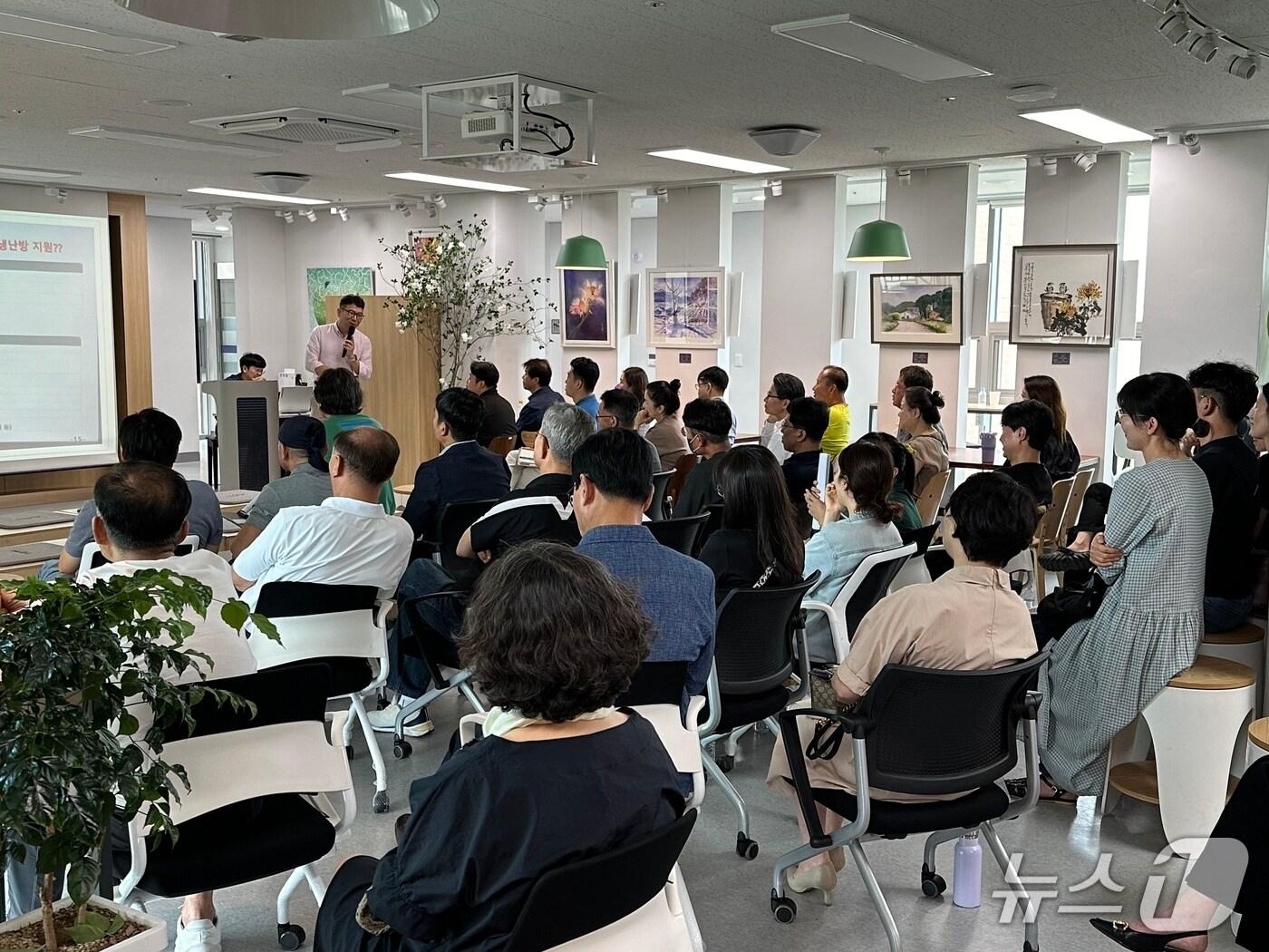 본문 이미지 -  충주시민모임이 주관한 충주 LNG발전소 시민 간담회 모습.(충주시민모임 제공. 재판매 및 DB금지)/뉴스1