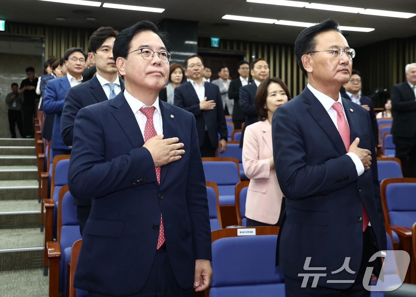 본문 이미지 - 송언석 국민의힘 원내대표(왼쪽)가 30일 서울 여의도 국회에서 열린 의원총회에 유상범 원내수석부대표 등 의원들과 국민의례를 하고 있다. 2025.6.30/뉴스1 ⓒ News1 김민지 기자