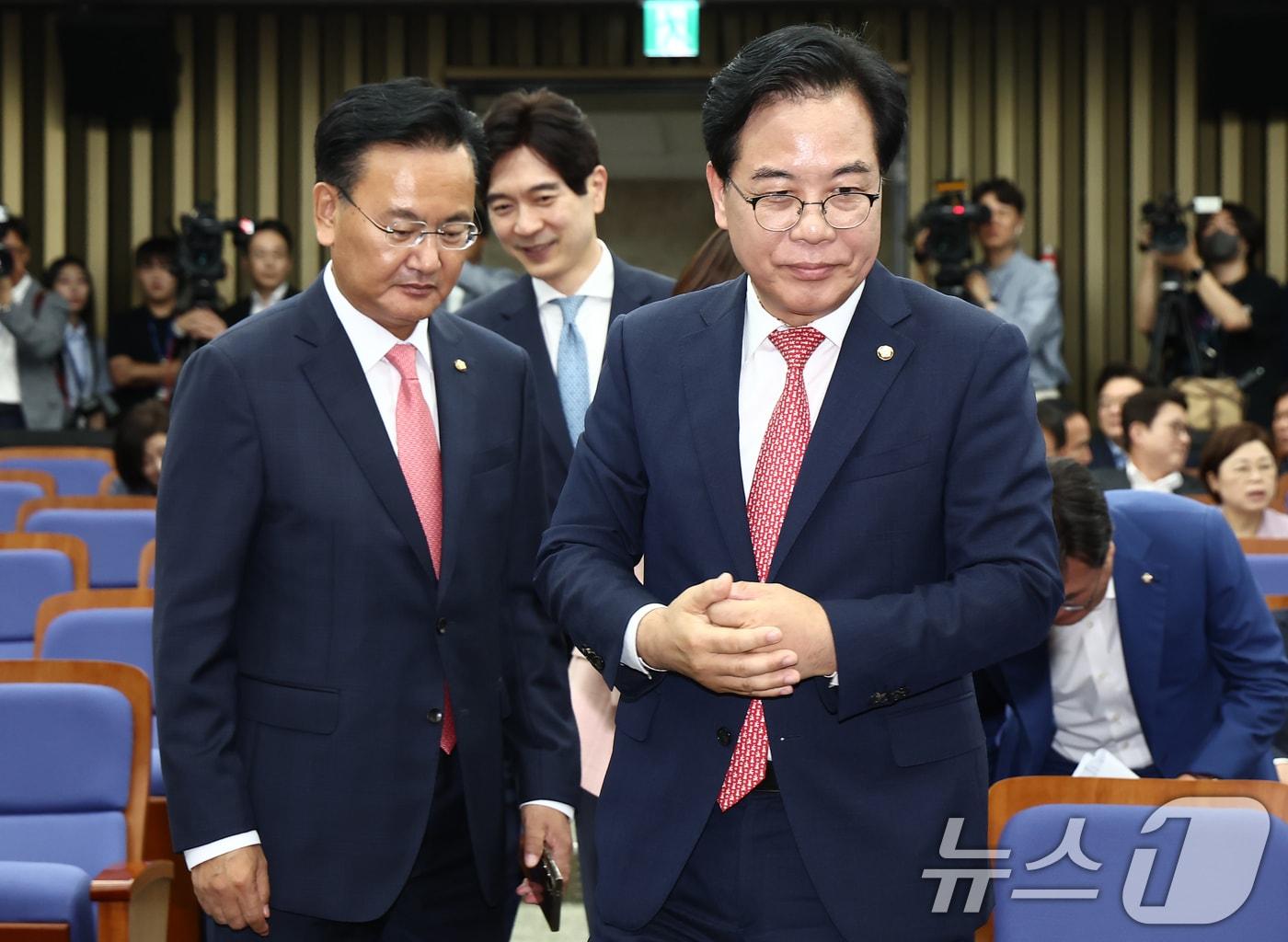 본문 이미지 - 송언석 국민의힘 원내대표가 30일 서울 여의도 국회에서 열린 의원총회에 유상범 원내수석부대표와 입장하고 있다. 2025.6.30/뉴스1 ⓒ News1 김민지 기자