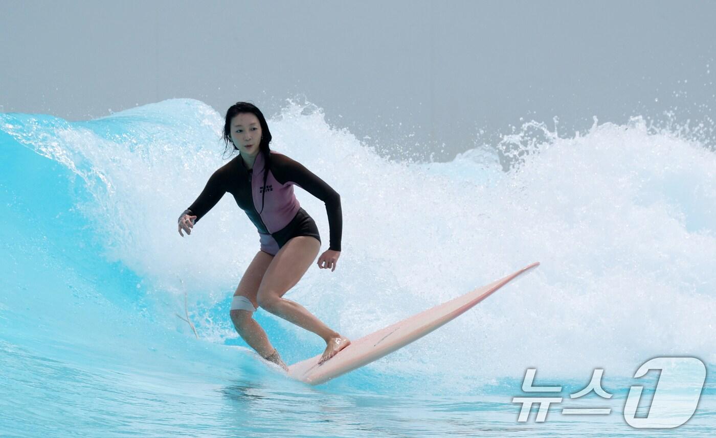 경기 시흥시 웨이브파크에서 서핑을 즐기는 모습. 2025.6.30/뉴스1 ⓒ News1 김영운 기자