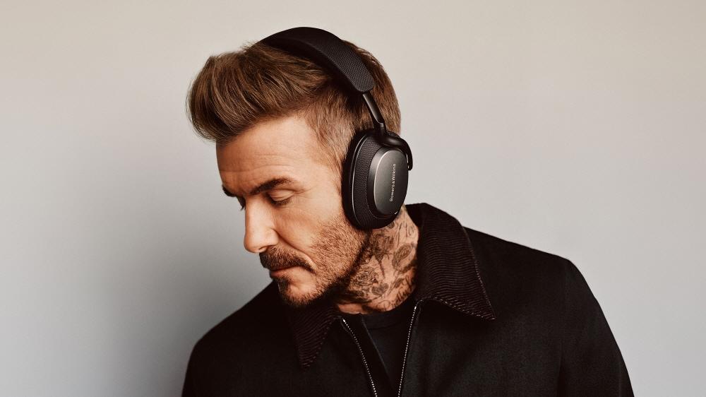 본문 이미지 - 바워스앤윌킨스 신제품 Px7 S3 노이즈캔슬링 헤드폰을 착용한 데이비드 베컴 / 사진=마시모 컨슈머 제공