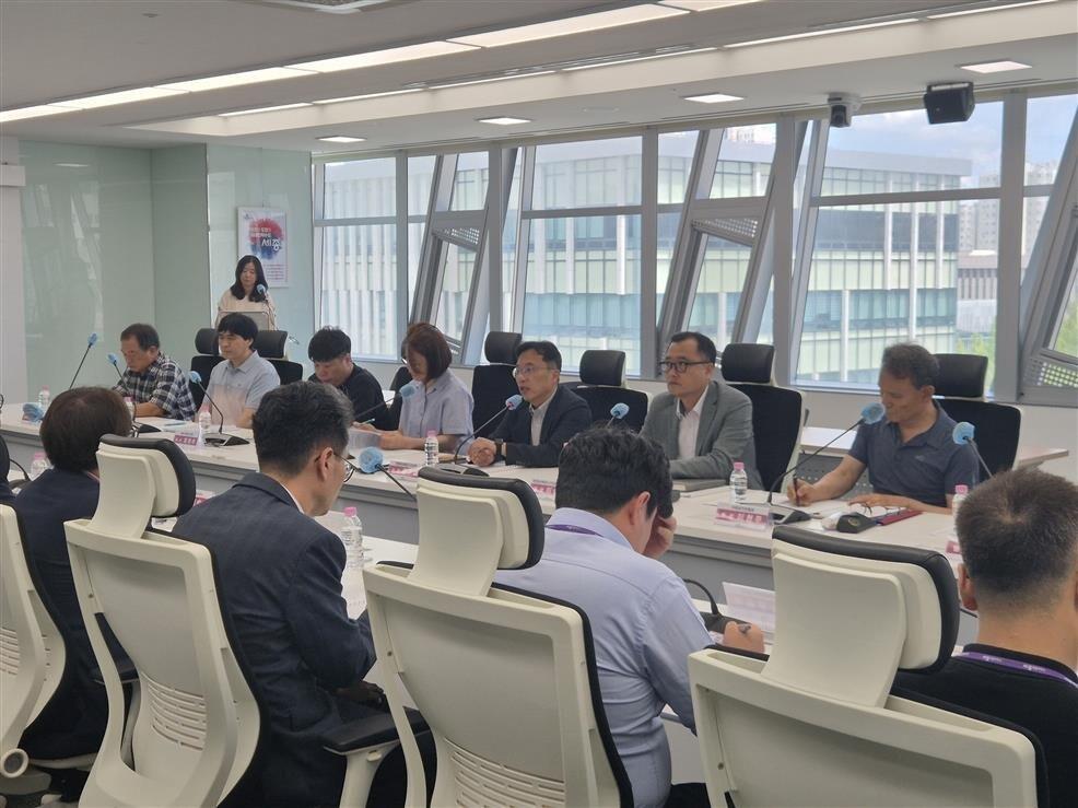 본문 이미지 - 행복청 강주엽 차장(윗 테이블, 오른쪽에서 세 번째)이 '행복도시 상가공실 공동 대응 전략회의'에 참석해 발언하고 있다.(행복청 제공)