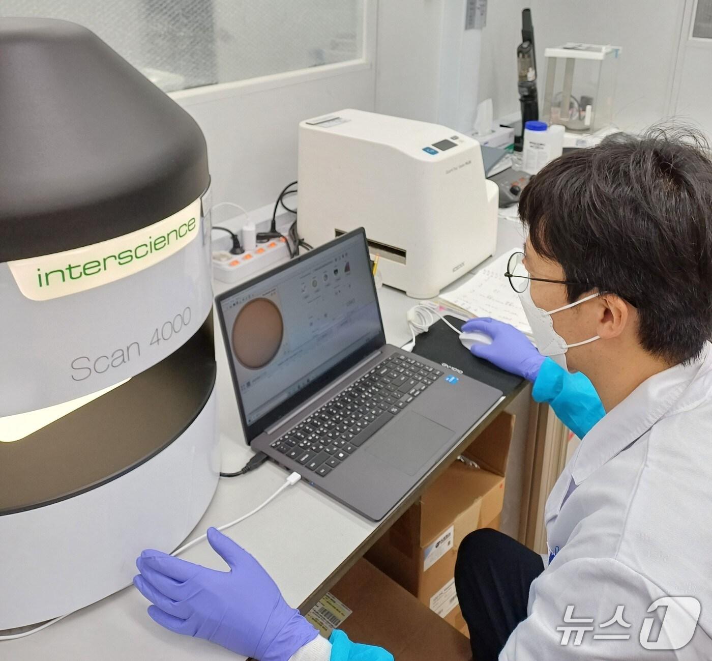 본문 이미지 - 한강청 측정분석과 연구사가 미생물 실험을 진행하고 있는 모습.(한강청 제공)