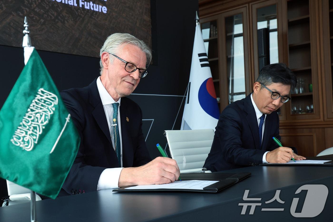 마이클 다이크 사우디아라비아 국부펀드(PIF) 산하 뉴 무라바 CEO(왼쪽)와 김유원 네이버클라우드 대표가 30일 오후 서울 서초구 세빛섬 플로팅아일랜드 컨벤션센터에서 열린 뉴 무라바 서울 포럼에서 업무협약(MOU)을 체결하고 있다. 2025.6.30/뉴스1 ⓒ News1 박정호 기자