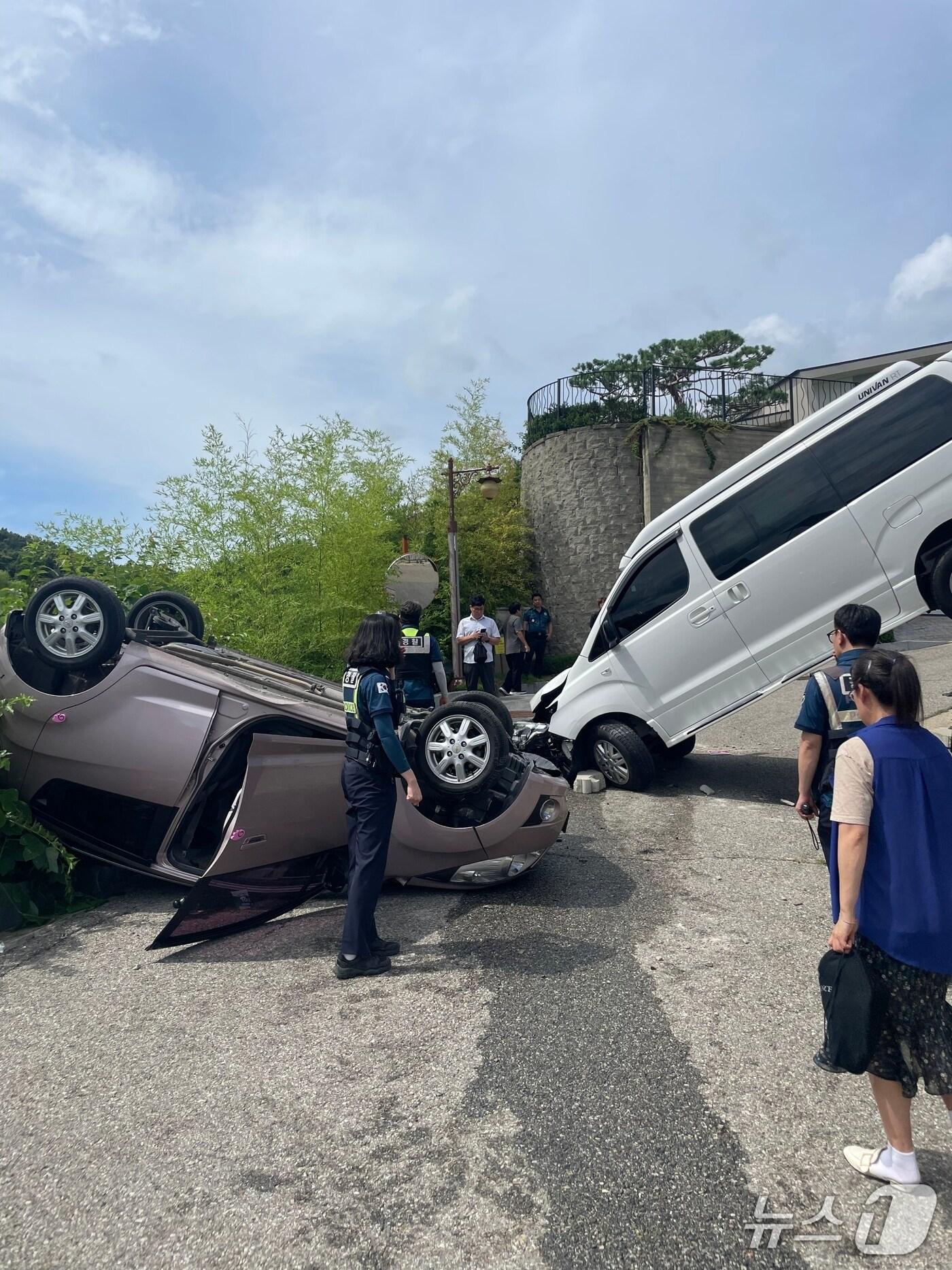 본문 이미지 -  아산 신창면 카페 교통사고 현장. (아산소방서 제공, 재판매 및 DB금지) / 뉴스1