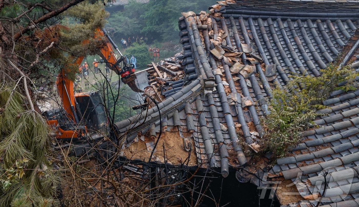 사진은 소방 당국이 지난 6월 30일 서울 성북구에 있는 문화유산 &#39;성북동 별서&#39; 송석정에서 발생한 화재를 진압하는 모습. &#40;공동취재&#41; 2025.6.30/뉴스1 ⓒ News1 이동해 기자