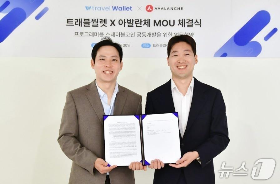 본문 이미지 - 김형우 트래블월렛 대표&#40;왼쪽&#41;와 저스틴킴 아발란체 아시아총괄이 업무협약을 체결한 모습.