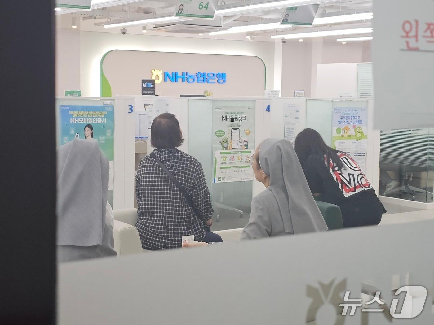 본문 이미지 - 서울 중구 농협은행 명동지점에서 시민들이 은행 업무 상담을 기다리고 있다.  2025.06.30ⓒ News1 정지윤 기자