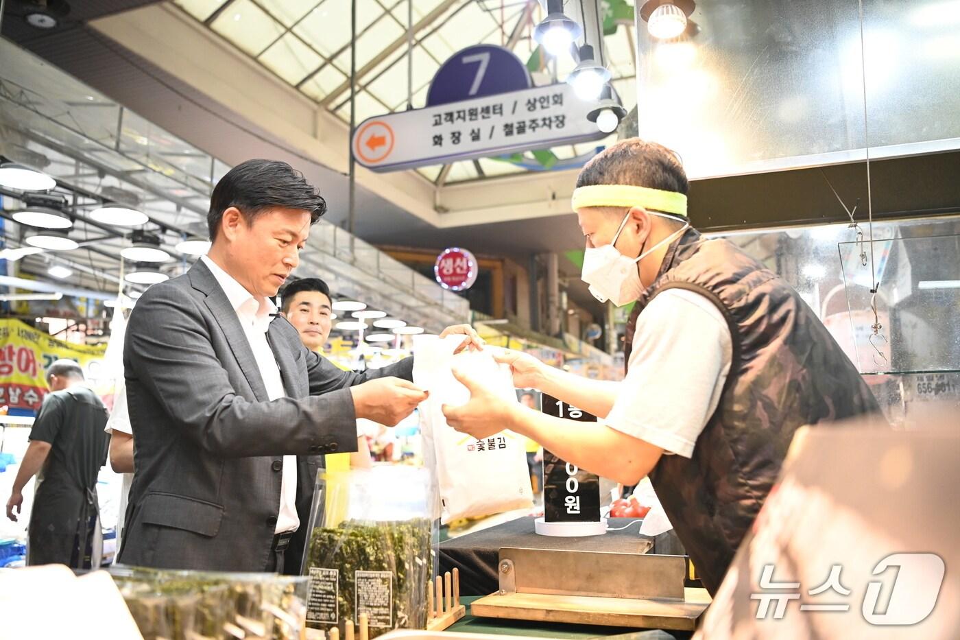 조용익 부천시장이 상동시장을 방문해 부천페이로 장을 보고 있다. (부천시 제공. 재판매 및 DB금지) / 뉴스1