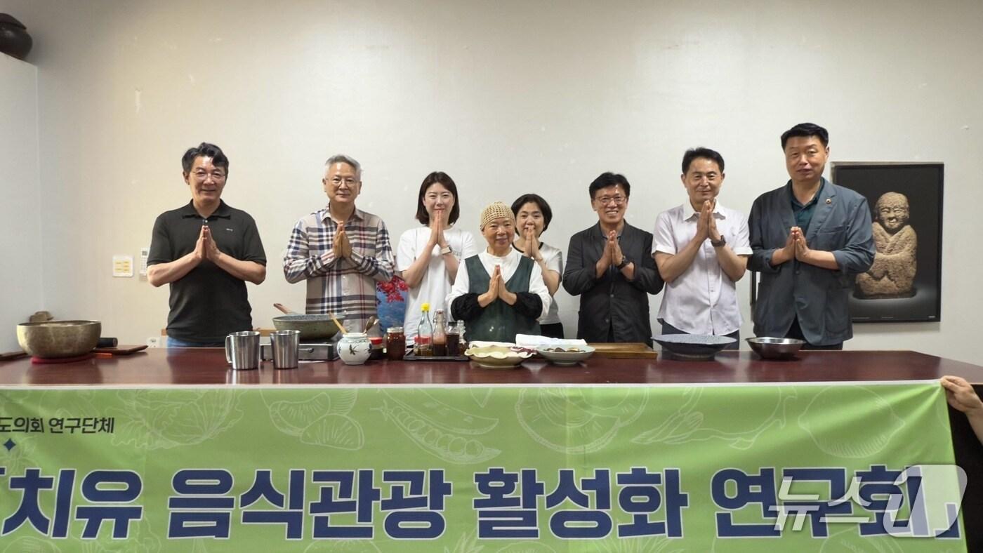 30일 전북도의회 의원연구단체인 치유 음식관광 활성화 연구회가 백양사 천진암을 방문했다.&#40;의회제공&#41;2025.6.30/뉴스1