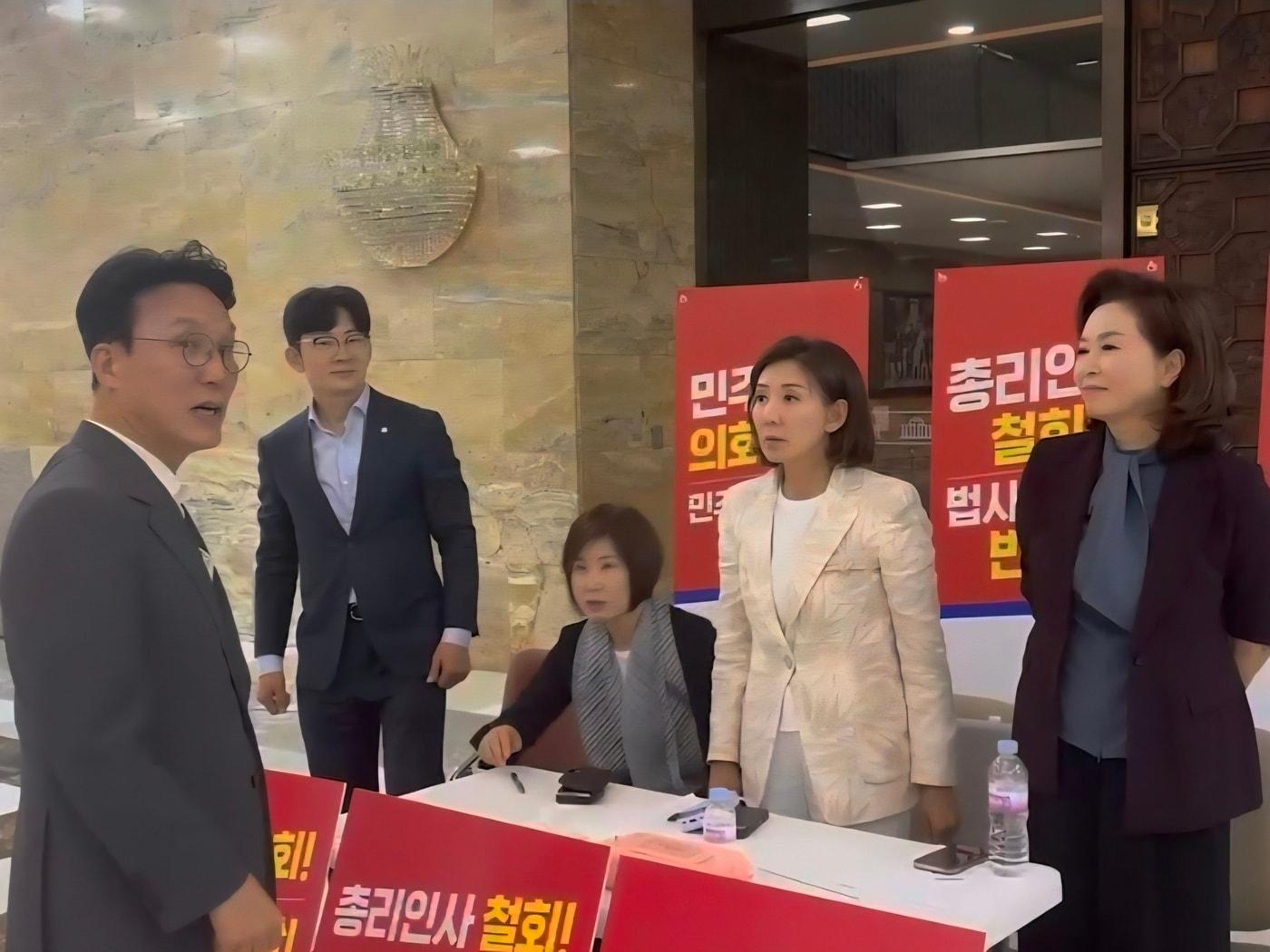 본문 이미지 - 김민석 국무총리 후보자(맨 왼쪽)가 30일 오후 서울 여의도 국회 로텐더홀에서 농성 중인 나경원 국민의힘 의원(왼쪽 네 번째)과 대화를 나눴다. 김 후보자 오른쪽부터 국민의힘 박충권 김미애 의원, 나 의원, 김민전 의원(독자 제공).