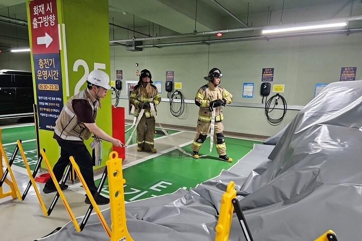 본문 이미지 - SR 동탄역 전기차 화재대응 합동훈련 모습.(SR 제공)