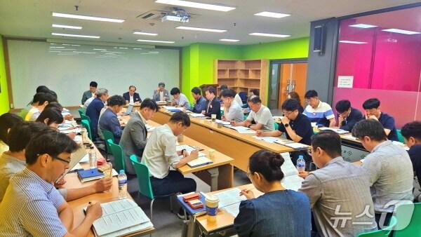 본문 이미지 - 전북 전주시설공단이 올해 상반기 재정 신속 집행률을 초과 달성했다. 사진은 30일 열린 재정 신속 집행 보고회 및 경영수지율 개선 방안 보고회 모습.(전주시설공단 제공, 재판매 및 DB 금지)/뉴스1