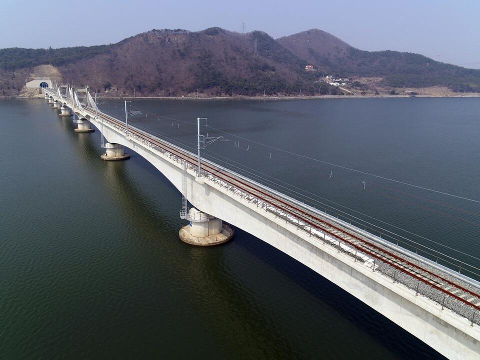 본문 이미지 - 보성~임성리 철도&#40;남해선&#41; 영산강교.&#40;국가철도공단 제공&#41;