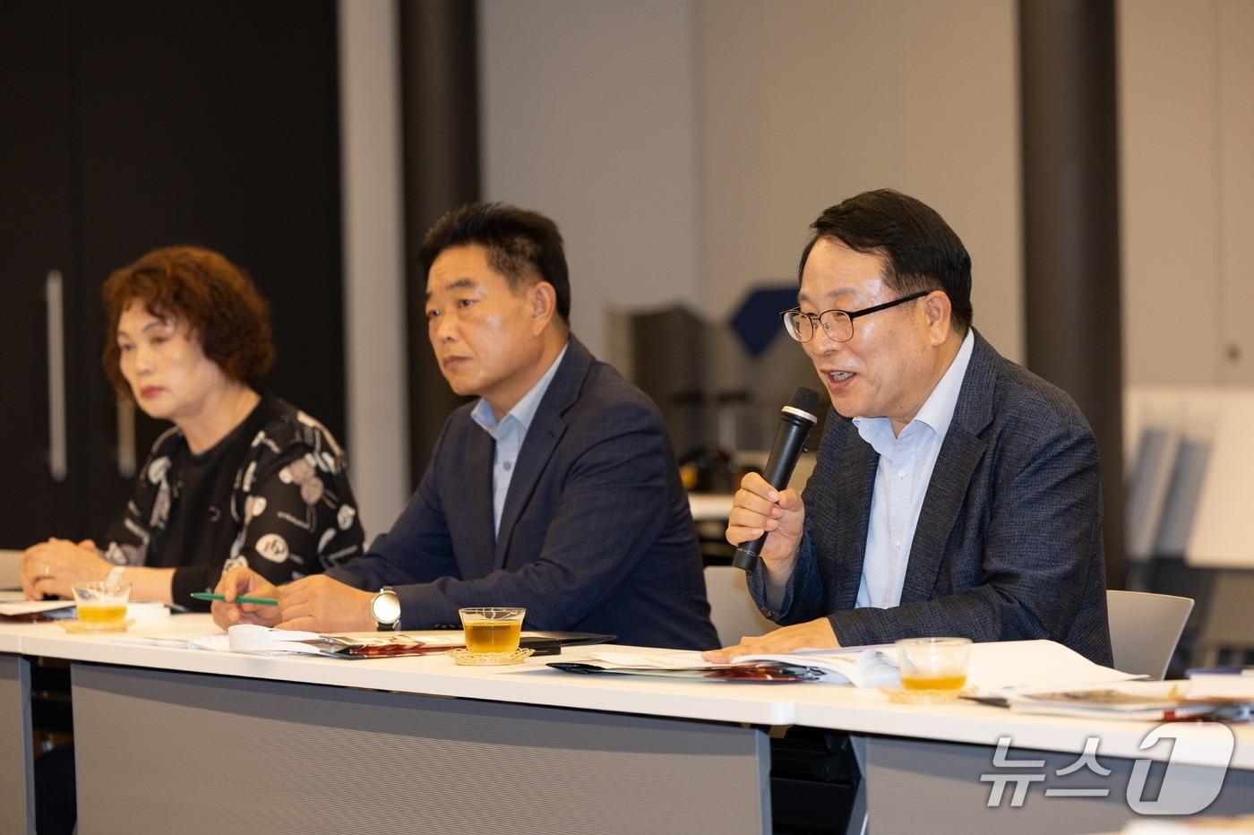 정헌율 전북 익산시장이 30일 일본 나라문화재연구소에서 모토나카 마코토 소장을 만나 세계유산의 복원정비 방안에 대한 간담회를 갖고 있다.&#40;익산시 제공. 재판매 및 DB금지&#41;