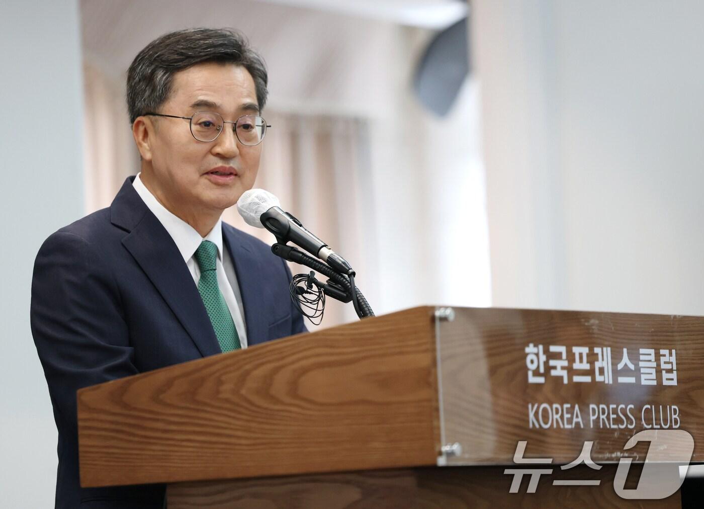 본문 이미지 - 김동연 경기지사가 30일 오후 서울 중구 프레스센터에서 열린 광복회장 주최 '나,조계진' 출판기념회에 참석해 축사를 하고 있다. 2025.6.30/뉴스1 ⓒ News1 권현진 기자