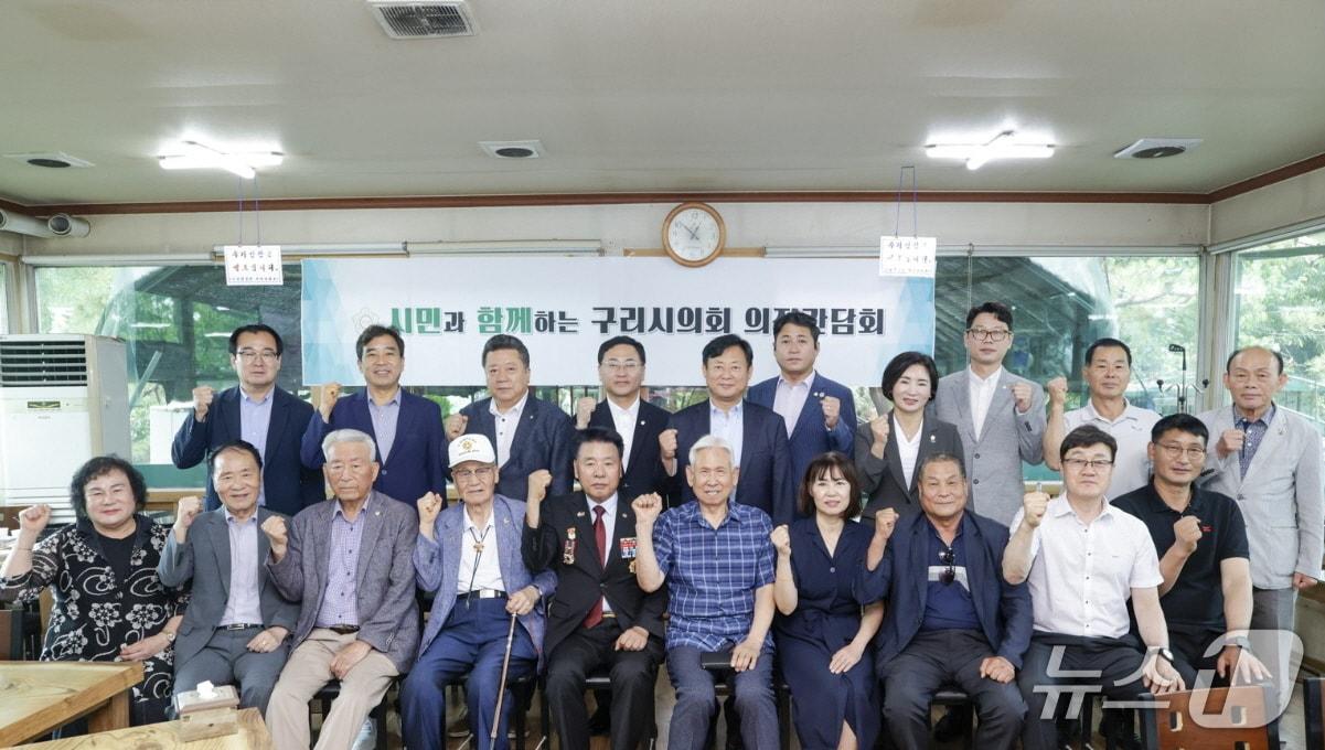 본문 이미지 -  경기 구리시의회가 30일 관내 음식점에서 구리시보훈향군단체 협의회 임원들과 간담회를 가진 뒤 기념사진을 찍고 있다.&#40;구리시의회 제공. 재판매 및 DB 금지&#41;/뉴스1