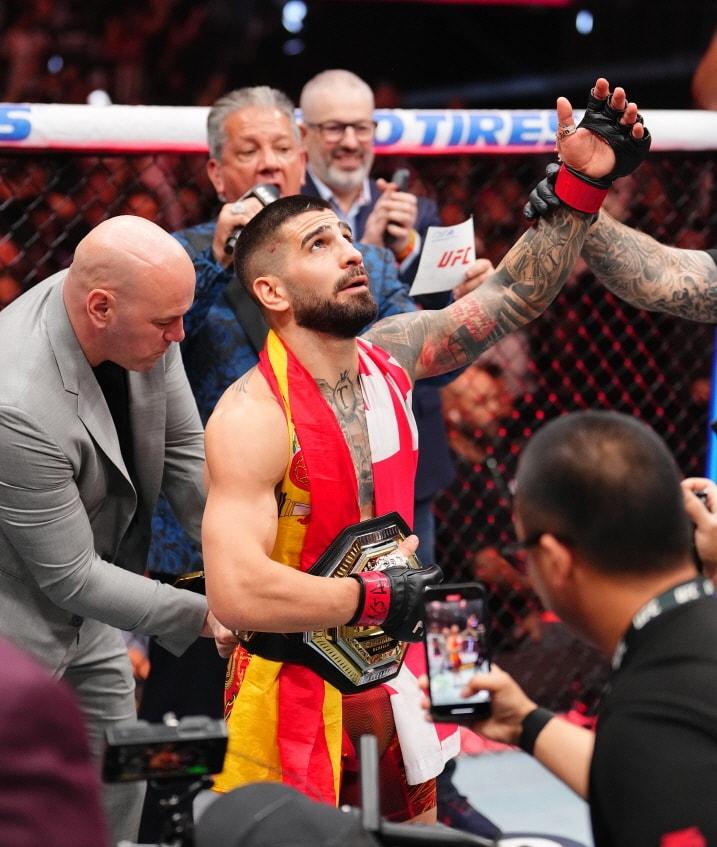 본문 이미지 - UFC 라이트급 챔피언에 오른 토푸리아.&#40;UFC 제공&#41;