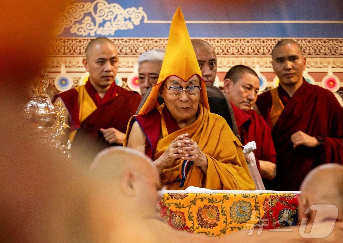 달라이 라마가 30일&#40;현지 시간&#41; 인도 다람살라 북부 맥레오드 간즈에 위치한 티베트 사원에서 열린 자신의 90세 생일 기념 장수 기도식에 참석하고 있다. 2025.06.30 ⓒ AFP=뉴스1 ⓒ AFP=뉴스1 ⓒ News1 윤다정 기자