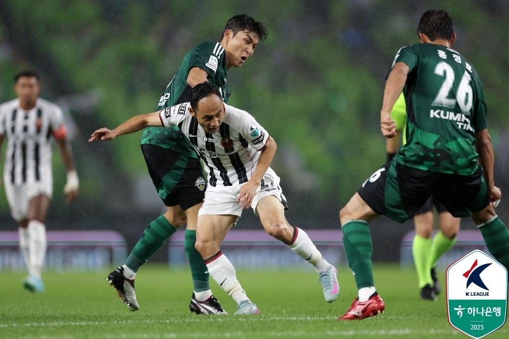 본문 이미지 - 현재 리그에서 가장 많은 조명을 받고 있는 FC서울과 전북현대가 코리아컵 8강에서 만난다. &#40;한국프로축구연맹 제공&#41;