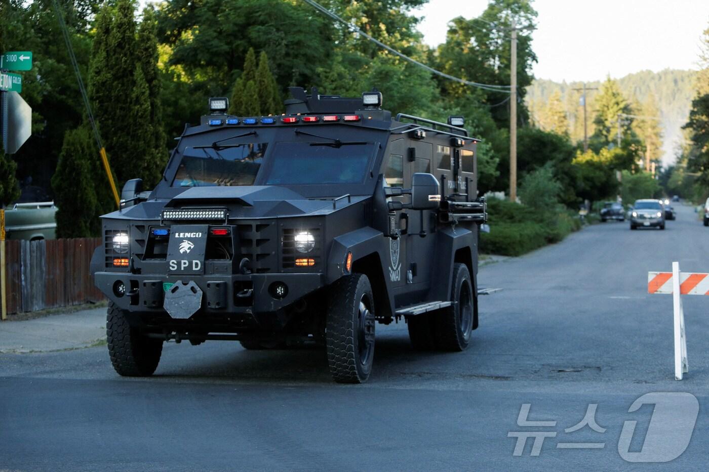 29일(현지 시각) 미국 아이다호주 코들레인 외곽 캔필드 산 일대에서 산불 진압에 나선 소방대원 중 최소 2명이 총격으로 사망한 가운데, 경찰 장갑차 1대가 사건 현장을 떠나고 있다. 2025.06.29 ⓒ 로이터=뉴스1 ⓒ 로이터=뉴스1 ⓒ News1 윤다정 기자