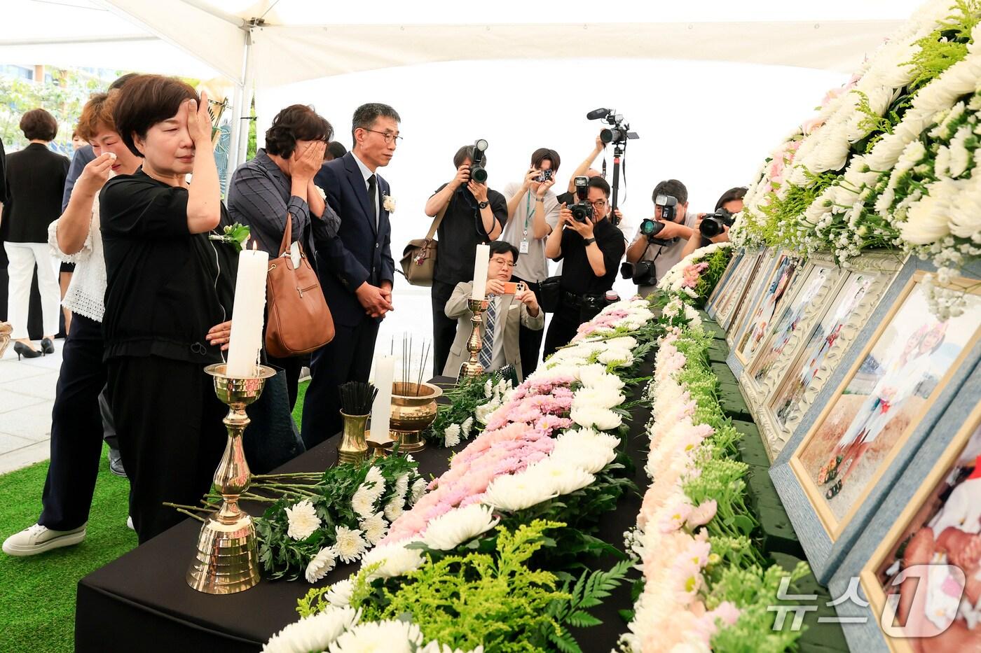  씨랜드 화재 참사 희생자 추모공원을 찾은 추모객들이 헌화하며 애도를 표하고 있다&#40;화성시 제공&#41;