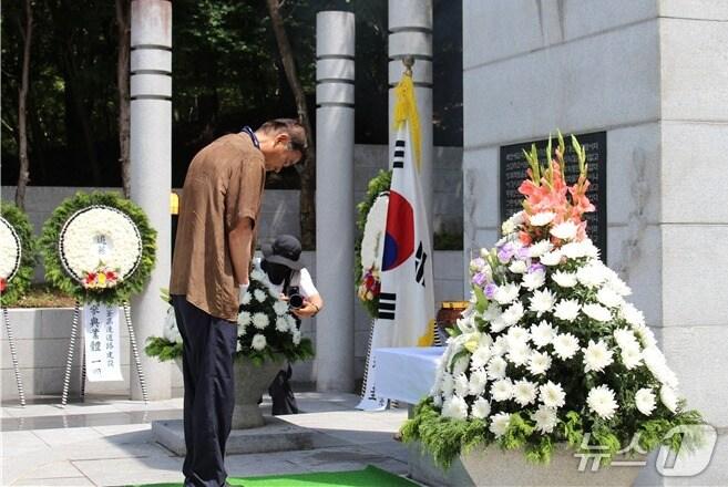 본문 이미지 - 경부고속도로 건설순직자 유가족이 30일 순직자 위령탑에서 묵념하고 있다.(한국도로공사 대전충남본부 제공) /뉴스1