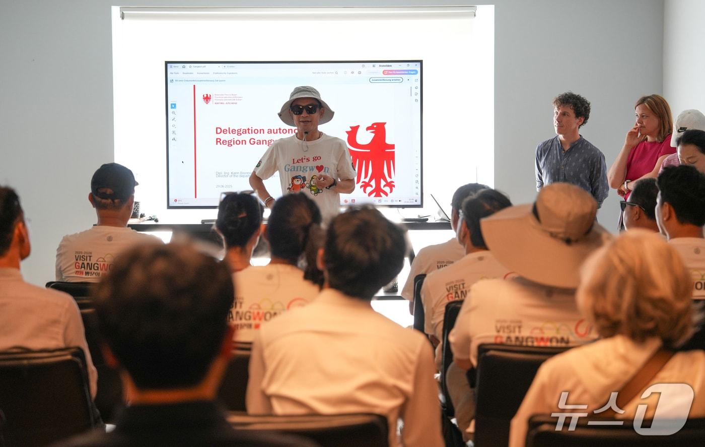 김진태 강원도지사가 29일 이탈리아 자이저알름 지역을 찾아 남티롤 도 산악케이블카 운영 현황을 확인하고, 토론하는 시간을 가졌다.&#40;강원도 제공. 재판매 및 DB금지&#41;/뉴스1