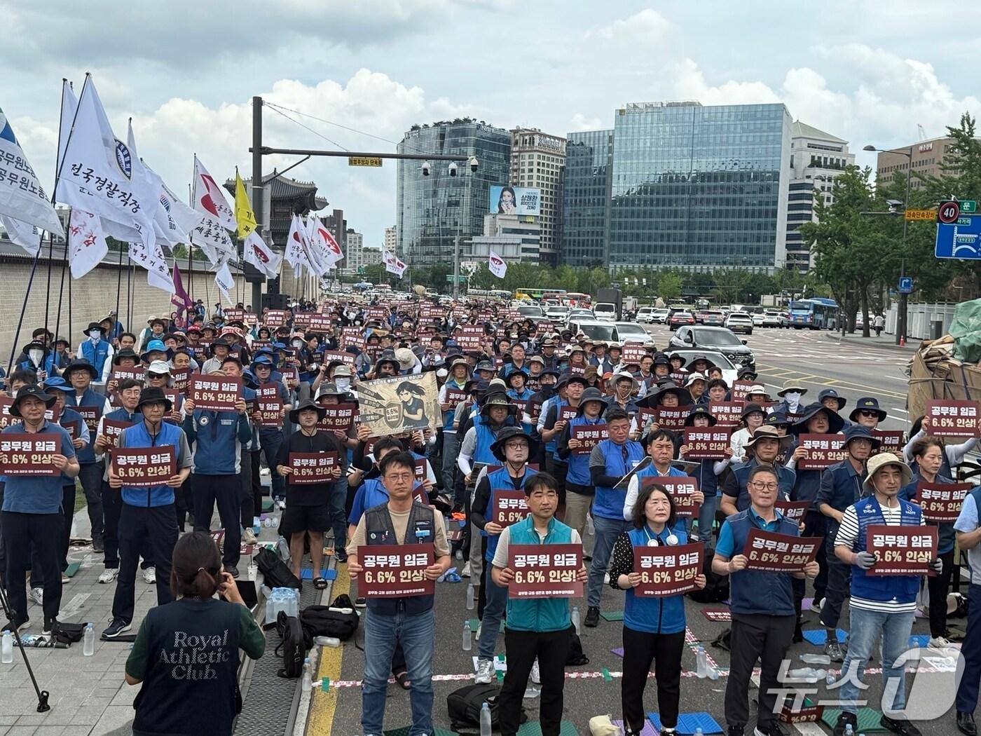 본문 이미지 - 공무원·교원 생존권 쟁취 공동투쟁위원회가 30일 서울 광화문 서십자각터 앞에서 개최한 &#39;공무원 임금인상 쟁취 간부결의대회&#39;에서 참석자들이 구호를 외치고 있다. 2025.6.30/뉴스1 ⓒ News1 김형준 기자