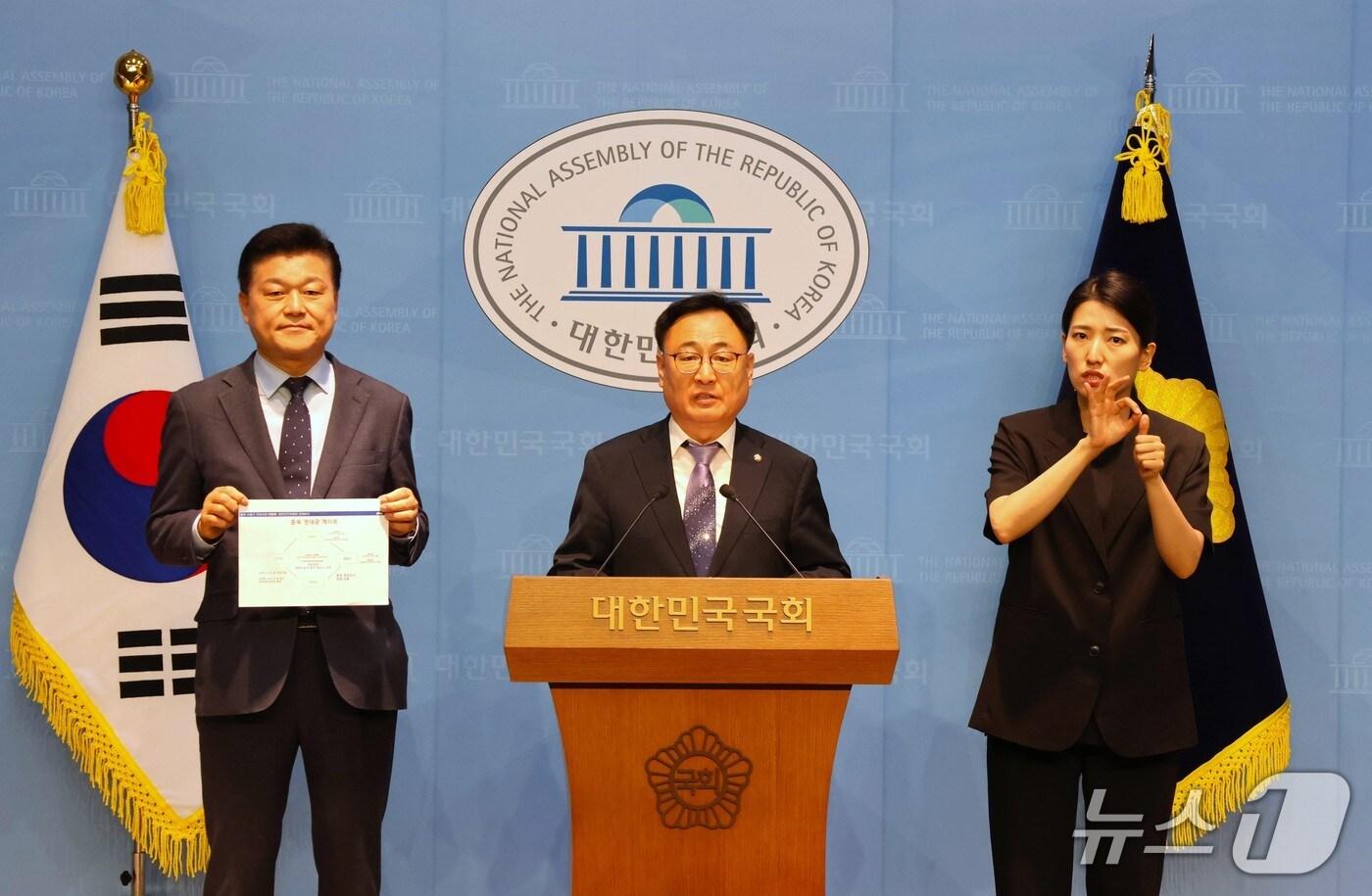 더불어민주당 이광희 의원과 명태균 보고서를 폭로한 신용한 전 서원대 교수가 30일 국회 소통관에서 기자회견을 열어 명 씨의 충북대 총장 임명 관여 의혹을 제기하고 있다.&#40;이광희 의원실 제공. 재판매 및 DB금&#41;