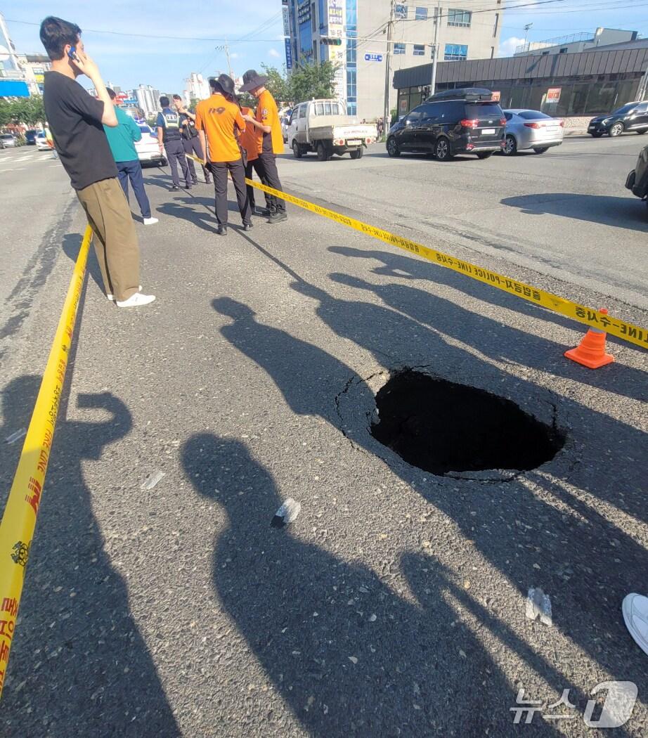 본문 이미지 - 30일 오후 4시30분쯤 경북 포항시 북구 장성동 법원 앞 사거리에서 싱크홀(땅꺼짐)이 발생했다. (독자제공) 2025.6.30/뉴스1 