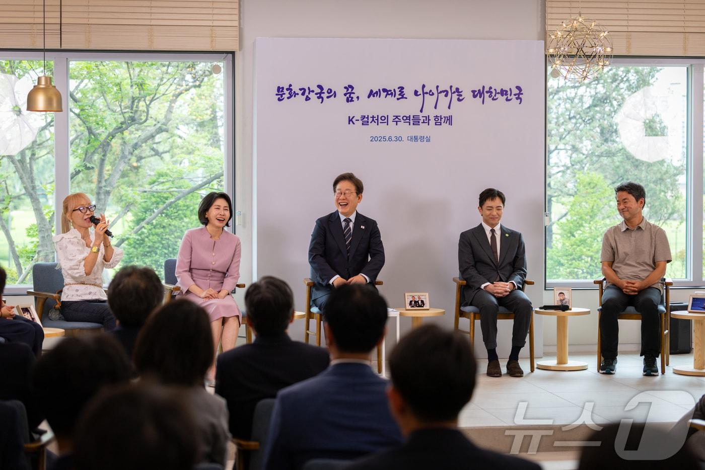이재명 대통령이 30일 서울 용산 대통령실 파인그라스에서 열린 문화예술계 수상자 간담회에서 프랑스 문화예술훈장 최고등급 코망되르 훈장을 받은 조수미 소프라노의 발언을 들으며 미소를 짓고 있다. &#40;대통령실 제공. 재판매 및 DB 금지&#41; 2025.6.30/뉴스1 ⓒ News1 이재명 기자