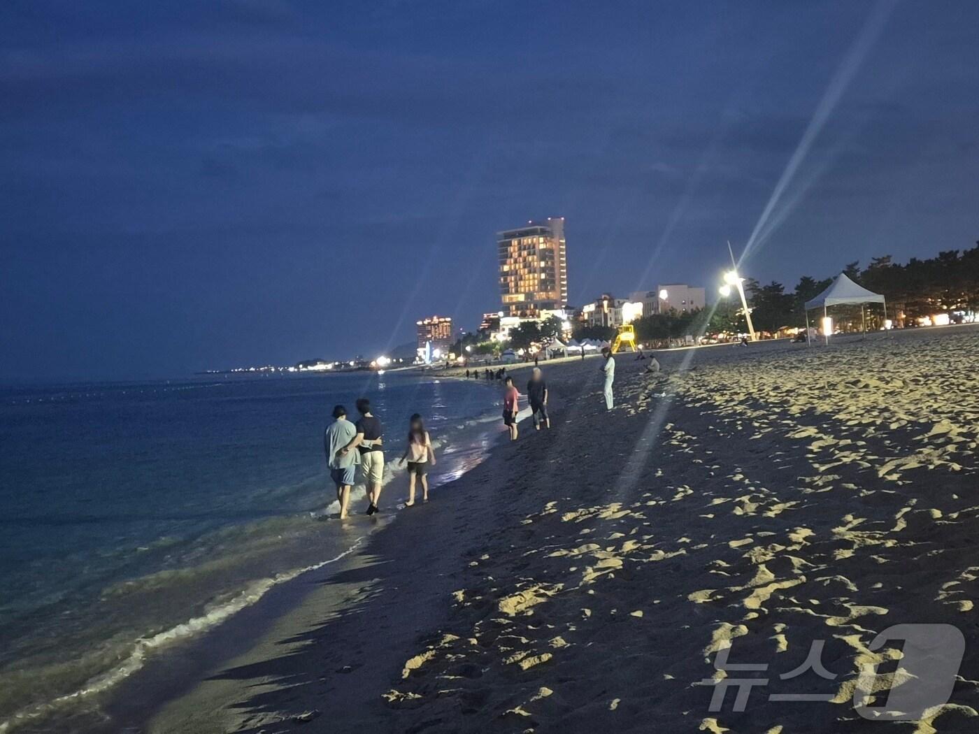 본문 이미지 - 최근 열대야를 기록했던 강원 강릉시의 경포해수욕장 자료 사진. ⓒ News1