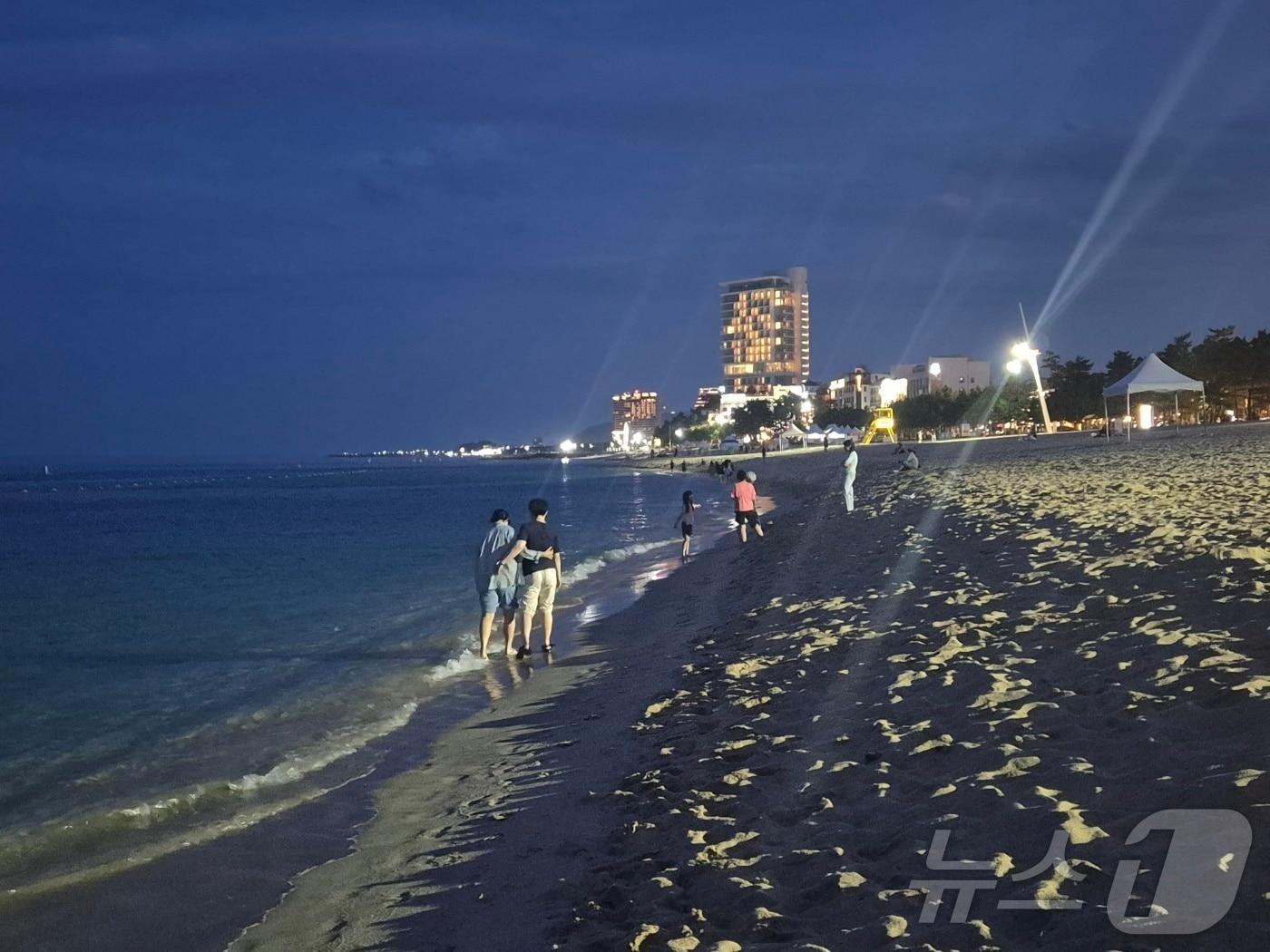 본문 이미지 - 지난달 30일 강원 강릉지역에 열대야 현상이 관측됐던 가운데 당시 오후 8시쯤 강릉 경포해수욕장의 모습.  2025.6.30/뉴스1 ⓒ News1 윤왕근 기자