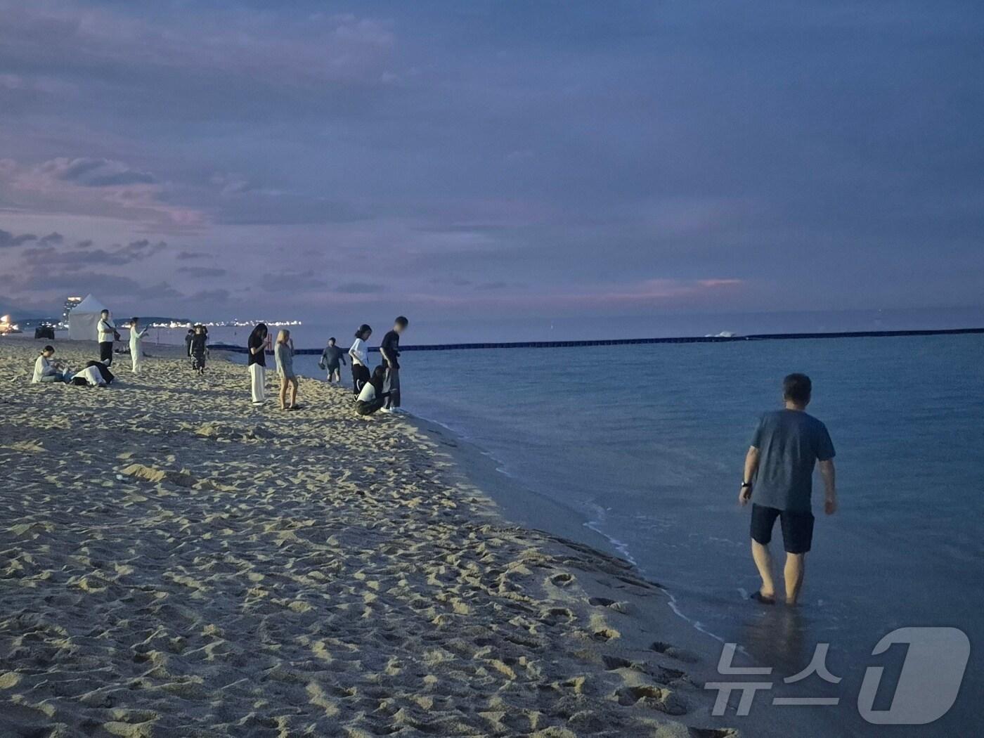 본문 이미지 - 최근 열대야를 기록했던 강원 강릉시의 경포해수욕장 자료 사진. ⓒ News1